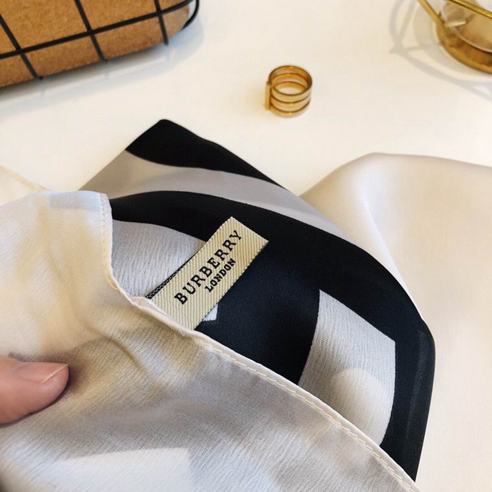 Bv*b*rry Scarf